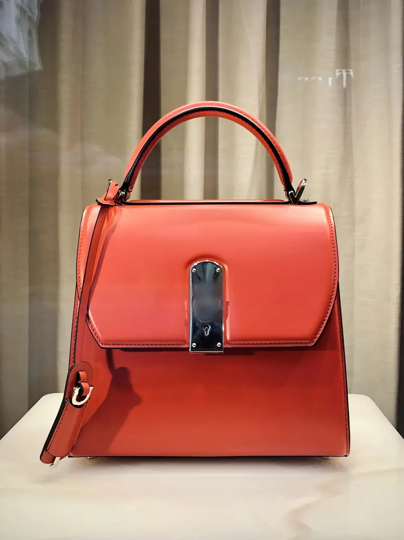 Sac à main en cuir rouge